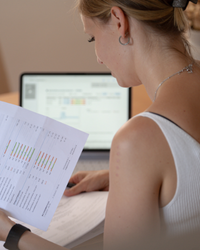 Annkatrin Schneider wertet Gesundheitsdaten am Laptop aus und zeigt wissenschaftlich fundierte Analysen im Gesundheitscoaching in Ludwigsstadt