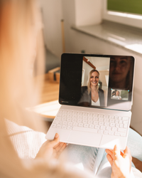 Annkatrin Schneider führt einen Videochat mit einer Kundin und füllt gemeinsam den Anamnesebogen für das individuelle Gesundheitscoaching aus
