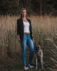 Annkatrin Schneider sitzt mit ihrem Hund zusammen und zeigt ein warmes, unterstützendes Bild für persönliche Begleitung bei Gesundheit maßgeschneidert in Ludwigsstadt